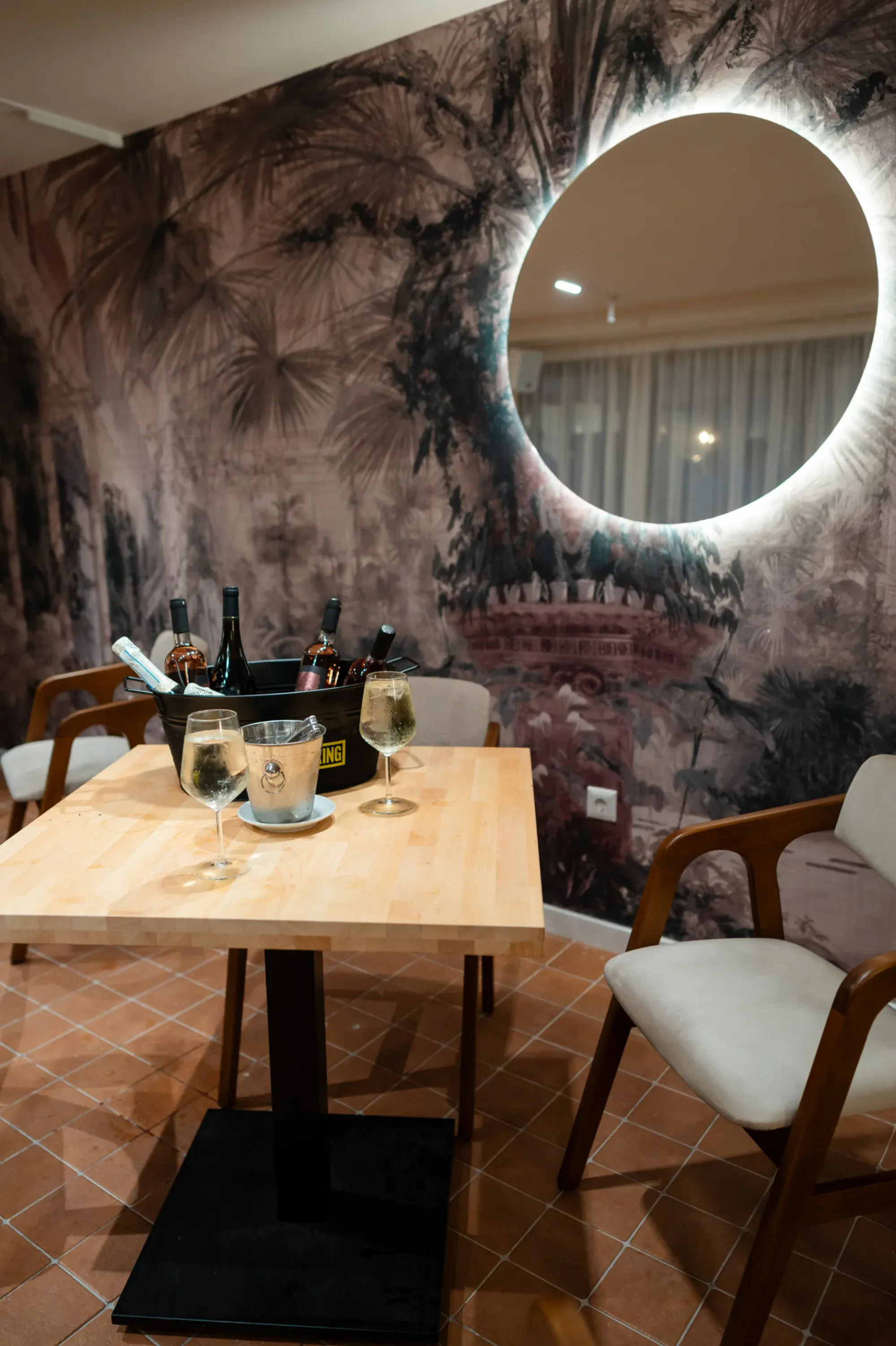 LA BULEVARD — Vinoteca