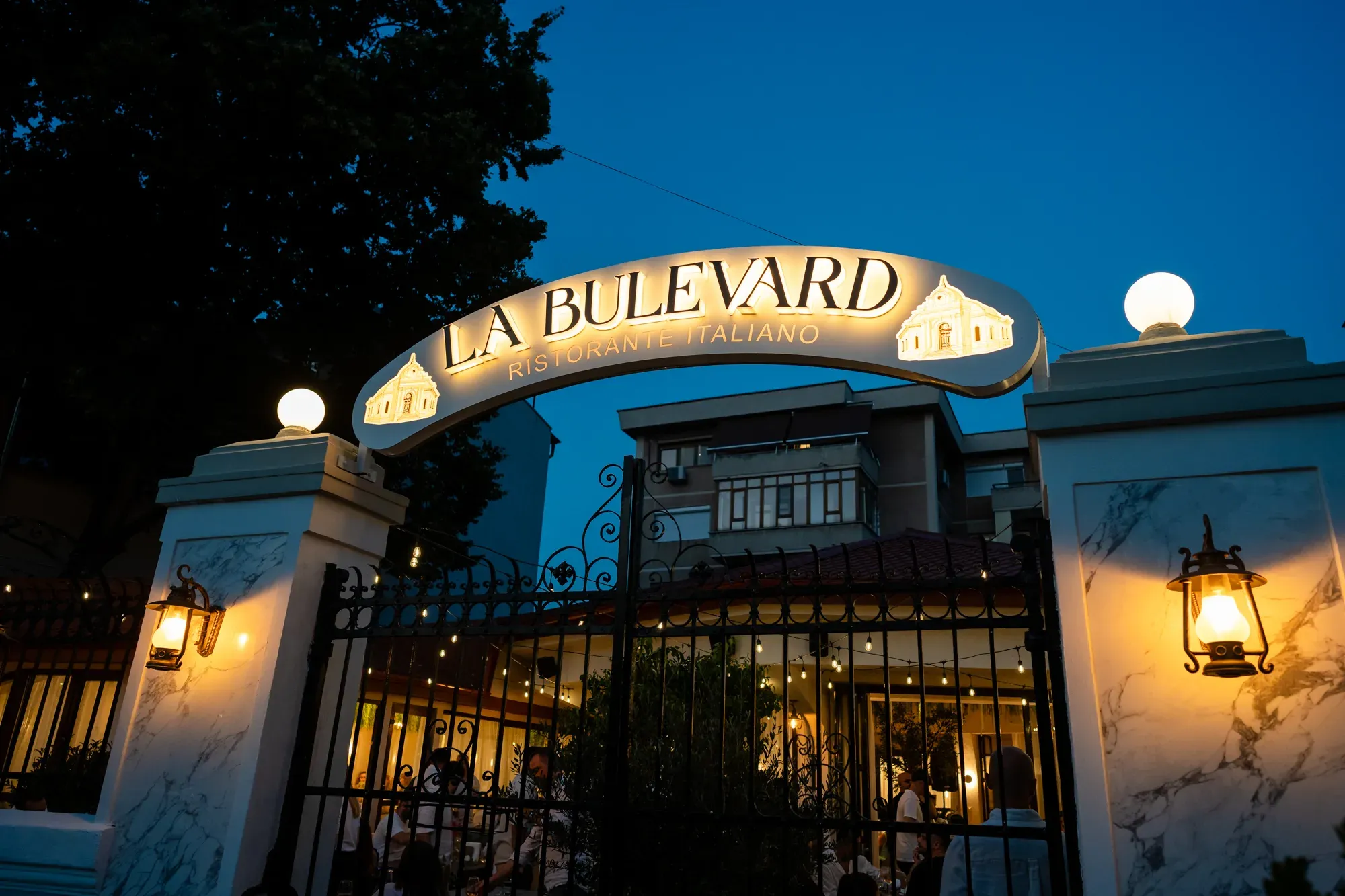 LA BULEVARD — Exterior
