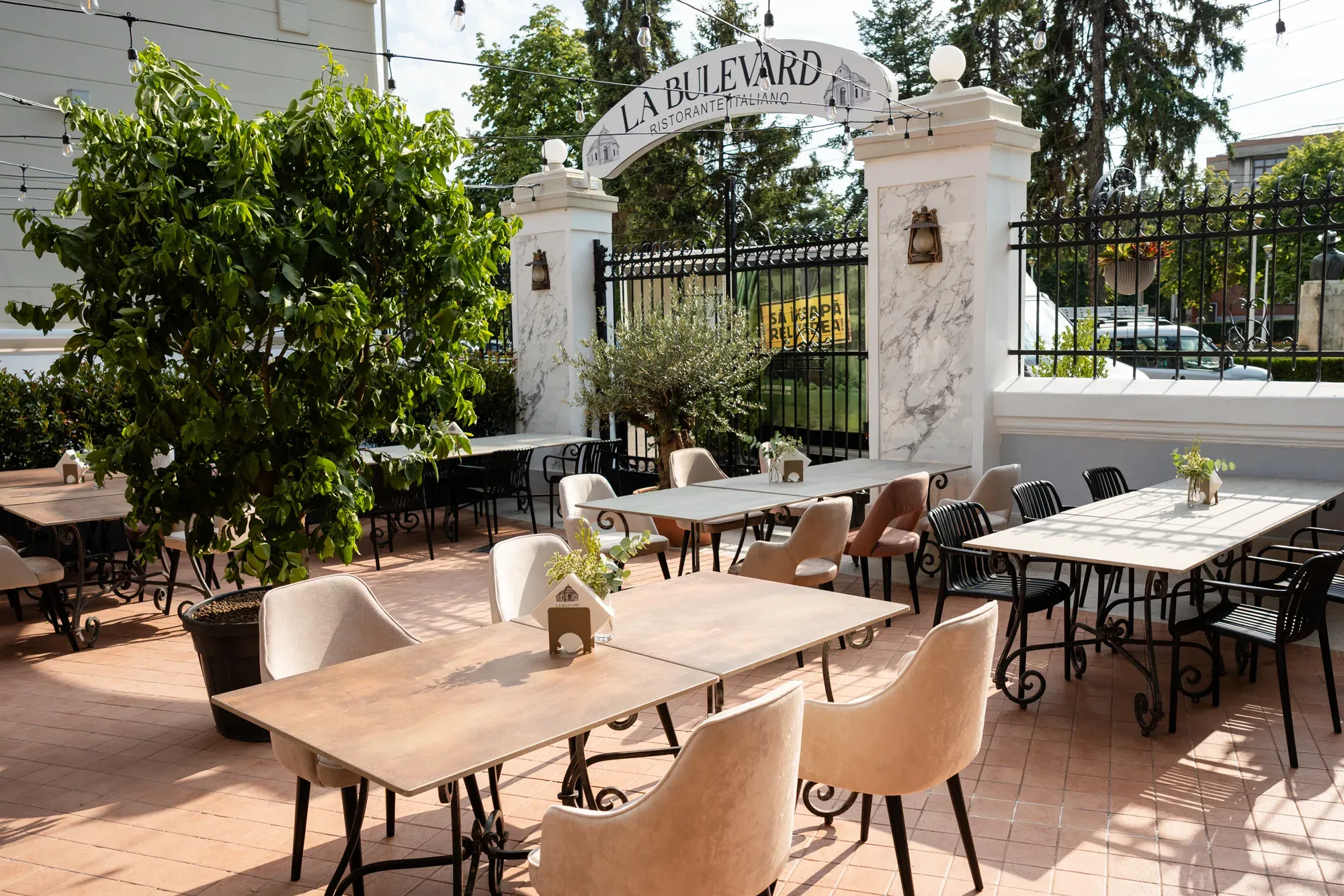 LA BULEVARD — Fațada istorică